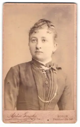 Fotografie Atelier Gericke, Berlin, Skalitzer Str. 54, Porträt einer Frau im eleganten Kleid