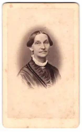 Fotografie L. Belitski, Nordhausen, Porträt einer Dame mit Ohrringen