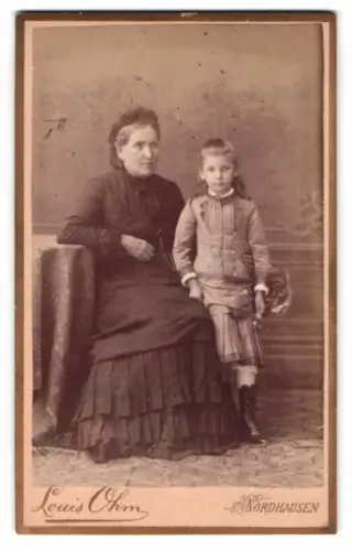 Fotografie Louis Ohm, Nordhausen, Markt 27, Ältere Frau mit Mädchen