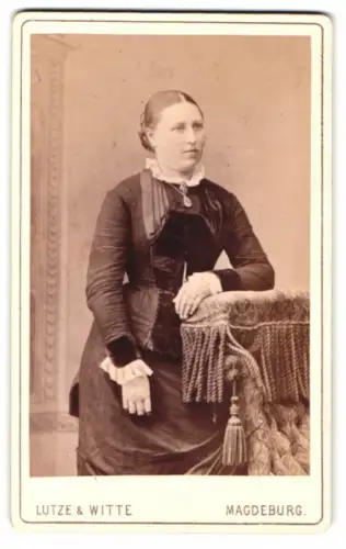 Fotografie Lutze & Witte, Magdeburg, Breite Weg 140, Dame im eleganten Kleid