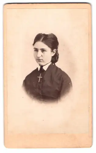 Fotografie C. Stuhl, Wetzlar, Hausergasse, Porträt einer jungen Frau mit Kreuzanhänger