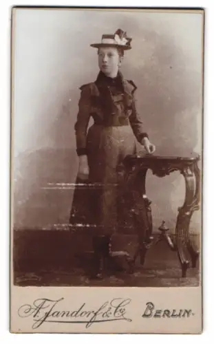 Fotografie A. Jandorf & Co., Berlin, Stehende Dame mit Tisch