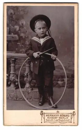 Fotografie Hermann Böbers, Berlin-Rixdorf, Saalestr. 1, Junge mit Reifen