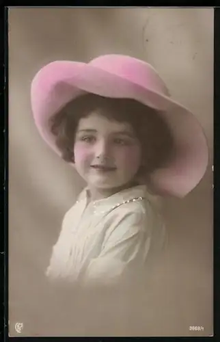 Foto-AK GL Co 3668 /1: Kind trägt einen weissen Hut