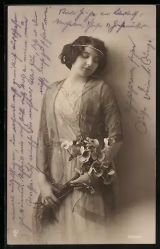Foto-AK GL Co Nr. 4462/5: Junge Frau mit Blumenstrauss