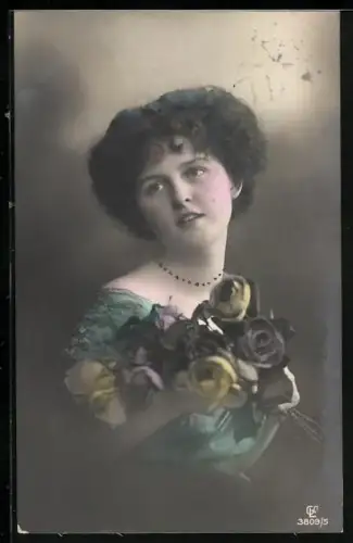 Foto-AK GL Co Nr. 3809/5: Fräulein mit Rosenstrauss