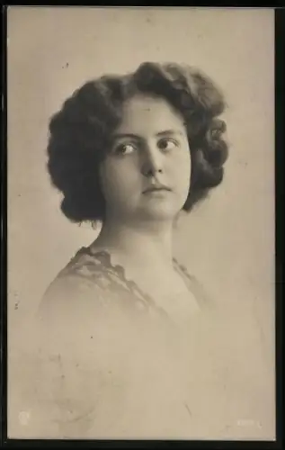 Foto-AK GL Co Nr. 2265/4: Junge Frau schaut seitlich