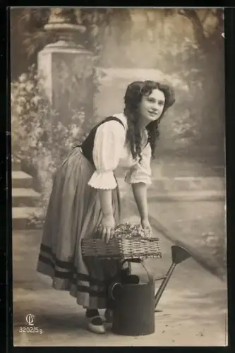 Foto-AK GL Co Nr. 3202 /5g: Fräulein mit Blumenkorb