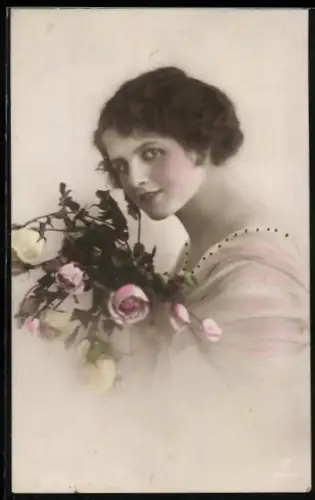 Foto-AK GL Co Nr. 6096/3: Fräulein im Kleid mit Rosen