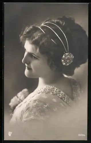 Foto-AK GL Co Nr. 3323/4: Junge Frau mit Haarschmuck
