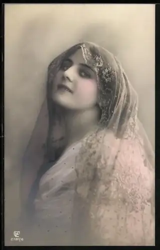 Foto-AK GL Co Nr. 2781/6: Junge Frau mit Kopftuch