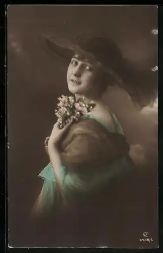 Foto-AK GL Co Nr. 6438/6: Junge Frau schaut seitlich