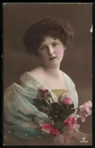 Foto-AK GL Co Nr. 3546/6: Fräulein mit Rosenstrauss