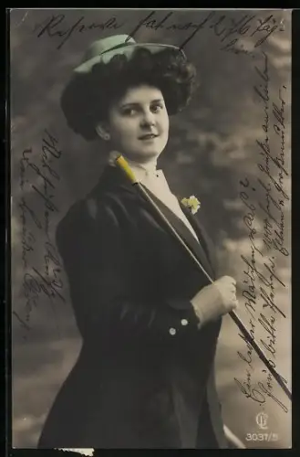 AK Frau mit kleinen Hut und Spazierstock