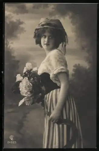 Foto-AK GL Co Nr. 2493/3: Junge Frau mit Schlange in der Hand