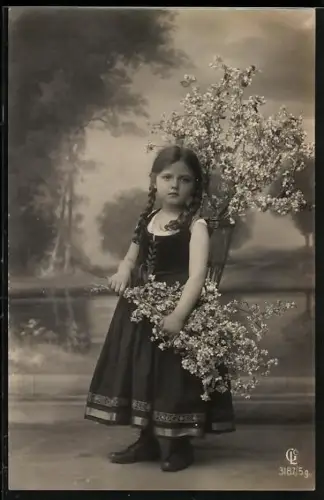 Foto-AK GL Co Nr. 3187 /5g: Kleines Mädchen mit Blütenzweig