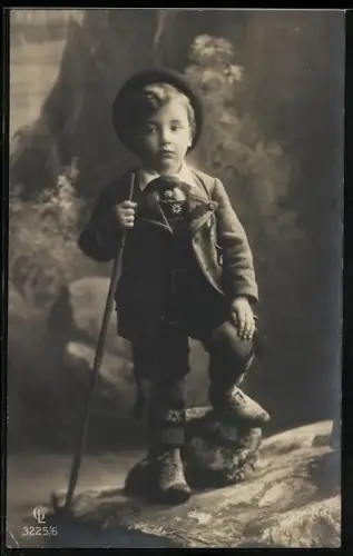 Foto-AK GL Co Nr. 3225/6: Kleiner Junge in Tracht mit Stock