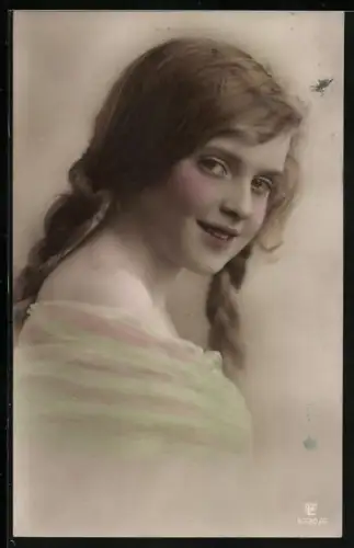 Foto-AK GL Co Nr. 6730/6: Junge Frau mit Flechtzöpfen