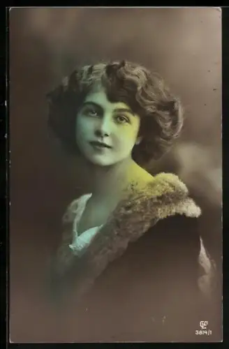 Foto-AK GL Co Nr. 3814/1: Fräulein mit gewelltem Haar