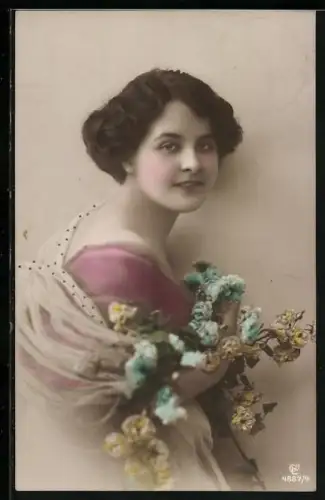 Foto-AK GL Co Nr. 4887/4: Junge Frau im Kleid mit Blumen