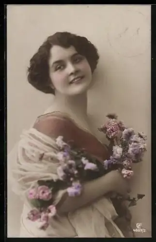 Foto-AK GL Co Nr. 4887/2: Junge Frau schaut seitlich