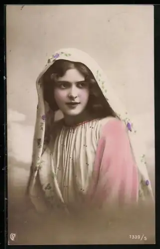 Foto-AK GL Co Nr. 7339/5: Junge Frau mit Kopftuch