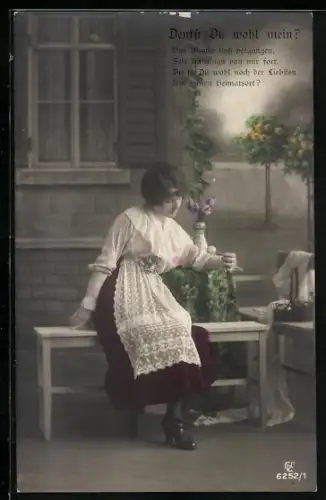 Foto-AK GL Co Nr. 6252/1: Frau sitzt im Garten