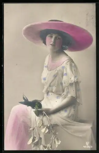 Foto-AK GL Co 4036 /2, Frau in weissen Kleid sitzt auf Hocker