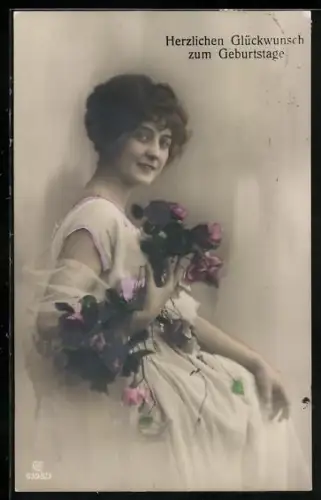 Foto-AK GL Co Nr. 6398/3: Junge Frau im Kleid mit Rosen, Geburtstagsgruss