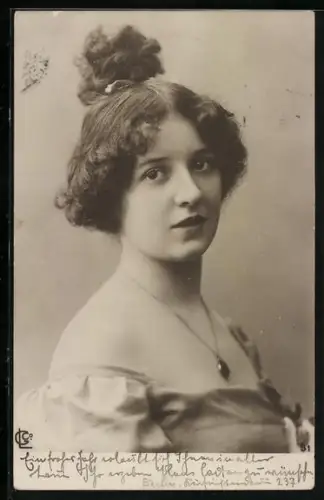 Foto-AK GL Co Nr. 31: Junge Dame mit Zopf