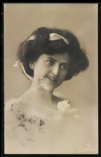 Foto-AK GL Co Nr. 3258/5: Junge Frau mit Haarschleife