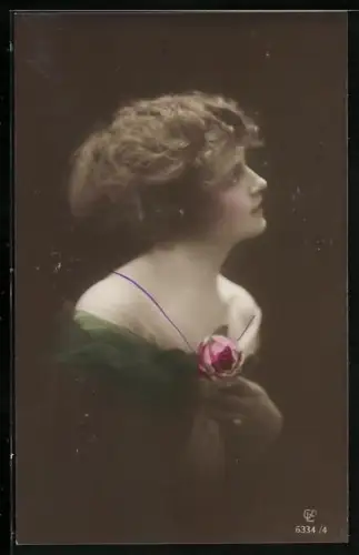 Foto-AK GL Co Nr. 6334/4: Fräulein mit einer Rose