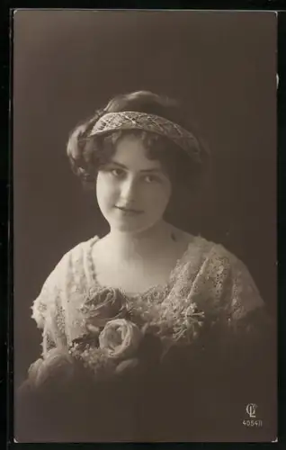 Foto-AK GL Co Nr. 4054/1: Junge Dame mit Haarband