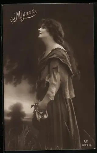 Foto-AK GL Co Nr. 6222/4: Mignon, Junge Frau mit langen Haaren