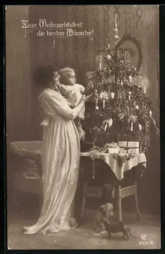 Foto-AK GL Co, Mutter mit Baby im Arm errfreut sich am Kerzenschein des Christbaumes