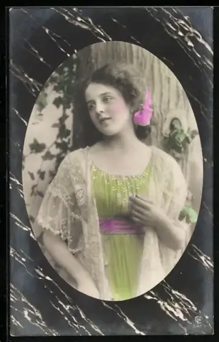 Foto-AK GL Co Nr. 2360/6: Junge Frau im grünen Kleid