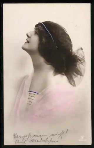 Foto-AK GL Co Nr. 4595/6: Junge Frau mit Kopftuch