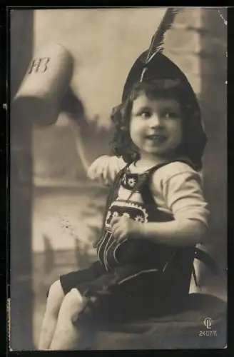 Foto-AK GL Co Nr. 2407/6: Kleiner Junge in Tracht mit Bierkrug