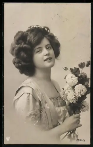 Foto-AK GL Co Nr. 2504/3: Fräulein mit Blumen