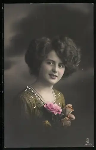 Foto-AK GL Co Nr. 3355/4: Junge Frau im Kleid mit Rosen
