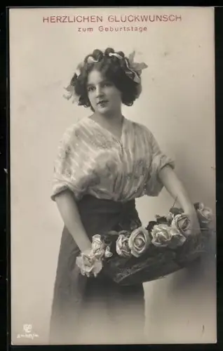 Foto-AK GL Co Nr. 2438/4: Fräulein mit Blumenkorb, Geburtstagsgruss