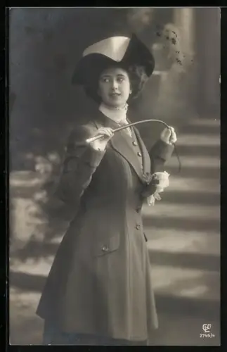 Foto-AK GL Co Nr. 2745/4: Junge elegante Frau mit Peitsche