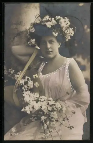 Foto-AK GL Co Nr. 3208/3: Junge Frau im Kleid mit Blumen