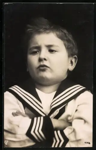 Foto-AK GL Co Nr. 1231/5: Kleiner Junge mit verschränkten Armen