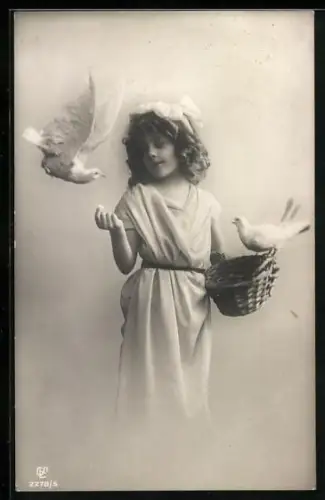 Foto-AK GL Co Nr. 2278/5: Mädchen mit zwei weissen Tauben