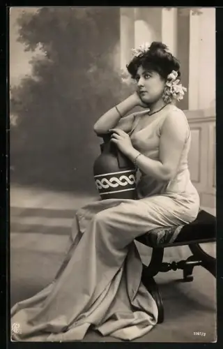 Foto-AK GL Co Nr. 1161/2: Junge Frau im Kleid mit Krug
