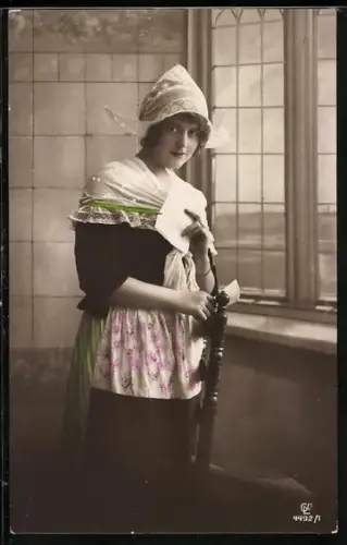 Foto-AK GL Co Nr. 4492/1: Holländerin mit Haube und Brief