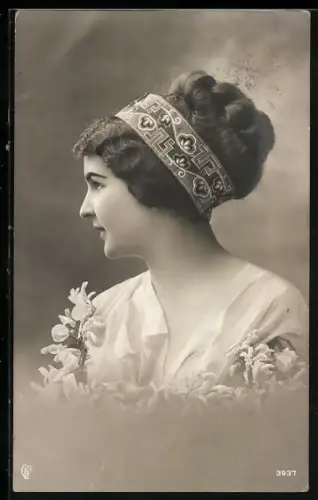 Foto-AK GL Co Nr. 3937: Junge Frau mit Haarband