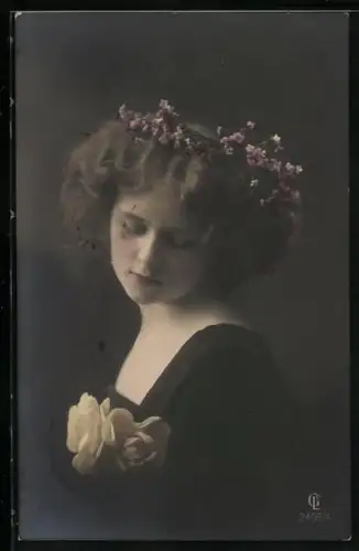 Foto-AK GL Co Nr. 2495/4: Junge Frau mit Blumen im Haar