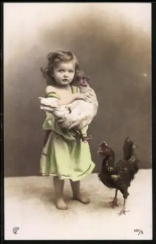 Foto-AK GL Co Nr. 1011/5: Mädchen mit einem Huhn